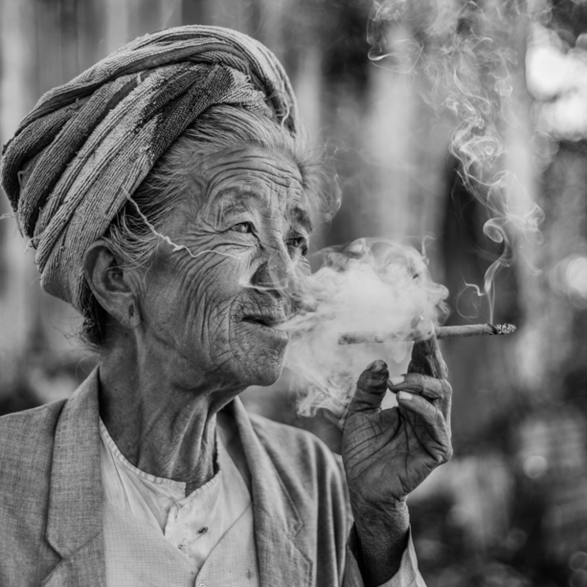 fotografiereis-myanmar-oude-vrouw-roken-1